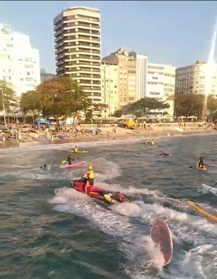 resgate-praticantes-stand-up-paddle-praia-copacabana-ventania