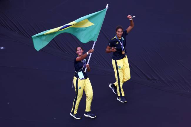 Duda e Ana Patrícia carregam a bandeira do Brasil na Cerimônia de Encerramento de Paris 2024