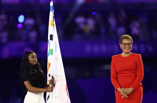 Karen Bass e Simone Biles recebem a Bandeira Olímpica