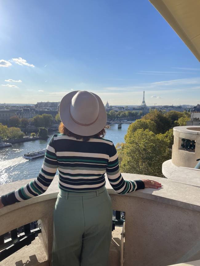 A Torre ao longe no terraço do Tout Paris por Renata Araujo