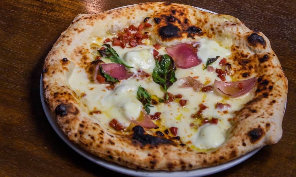 A quatro mãos: pizzas campeãs na Ferro e Farinha e Aramburu no Cipriani
