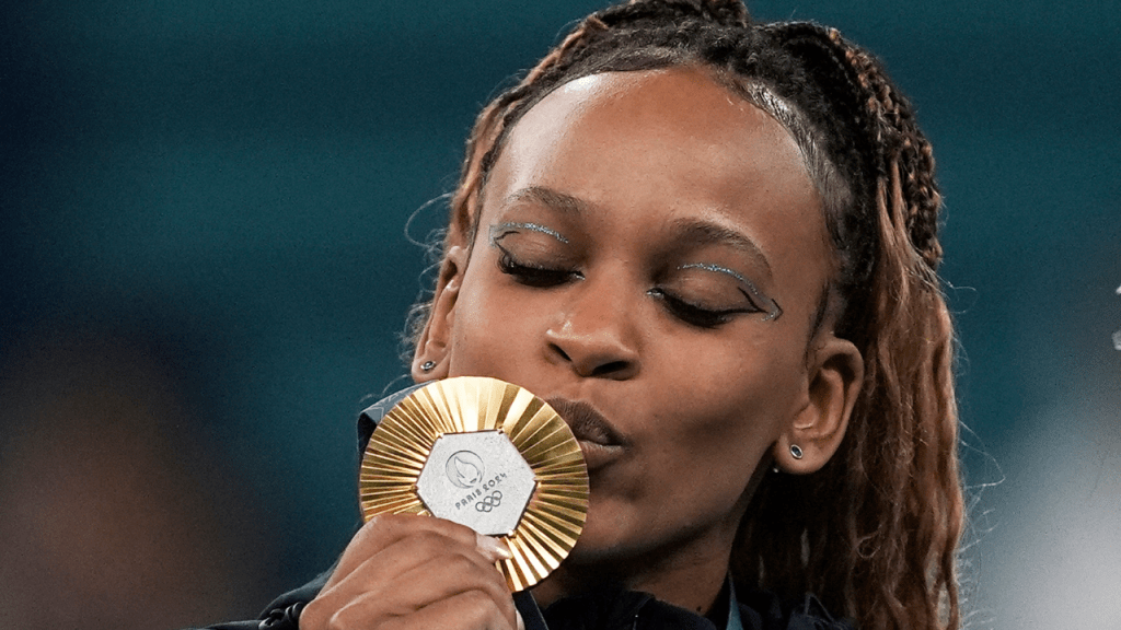 Vídeo: de volta ao Brasil, Rebeca Andrade recebe salva de palmas em voo