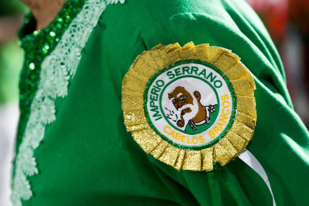 Governador assegura permanência de escolas de samba em seus barracões