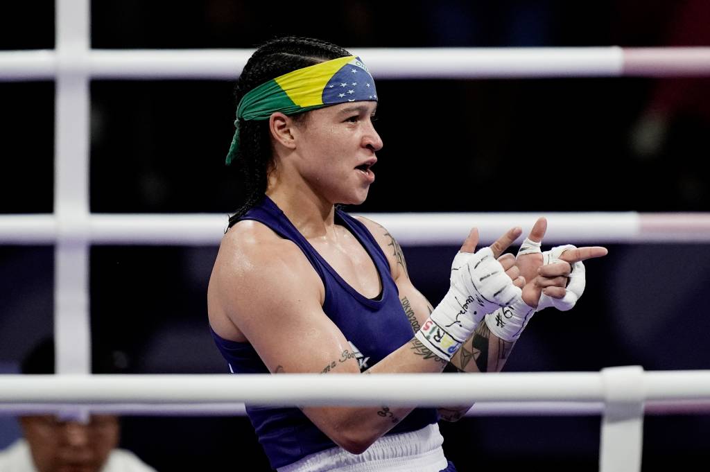 Paris 2024: Medalhista no boxe, Bia Ferreira defende Imane Khelif