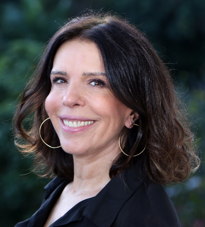 Lu Lacerda (com Dani Barbi): lulacerda@lulacerda.com.br / dani@lulacerda.com.br /Instagram: @lulacerdaoficial