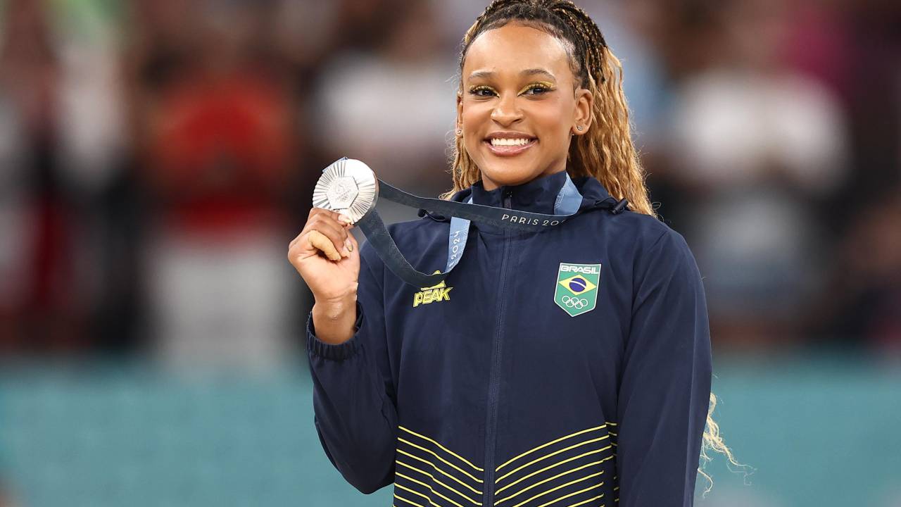 Rebeca Andrade se torna a atleta mulher do Brasil com maior número de medalhas