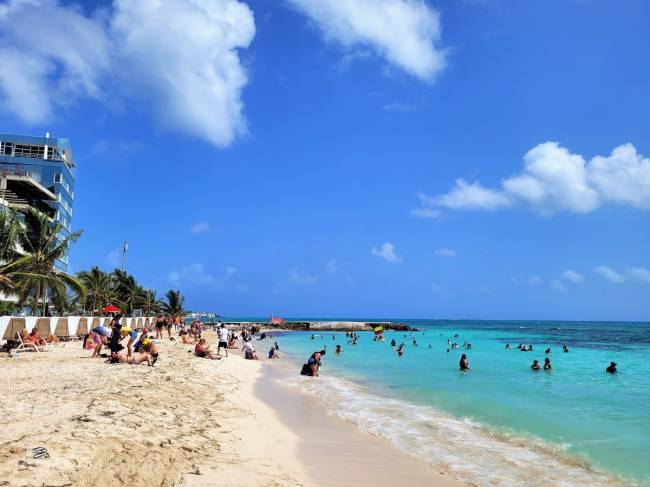 A praia do centro de San Andres