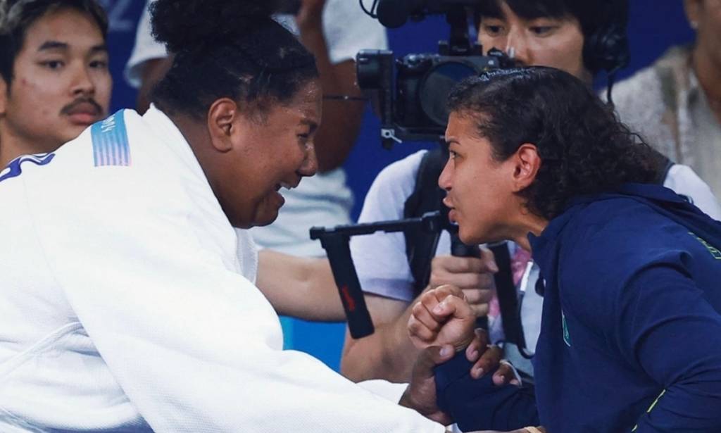 Paris 2024: Sarah Menezes consegue feito inédito com ouro de Bia Souza