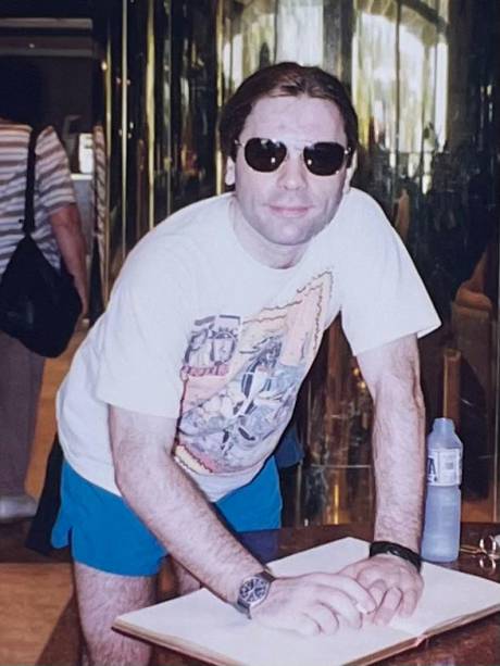 Bruce Dickinson assinando o Livro de Ouro Bruce Dickinson assinando o Livro de Ouro