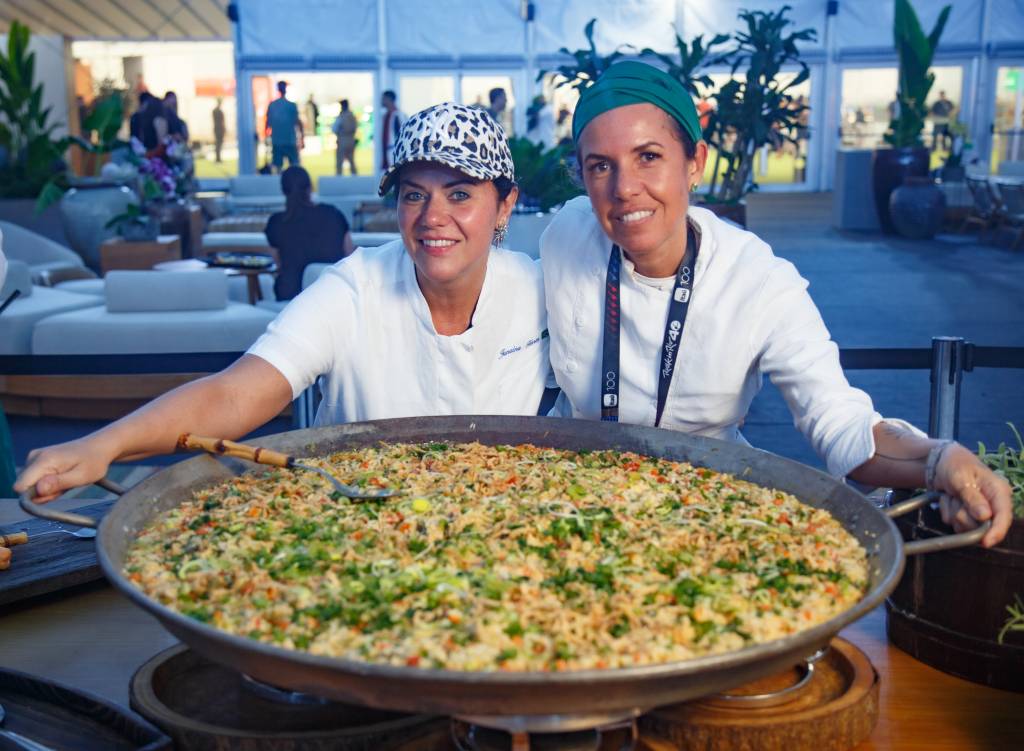 Buffet Carpim Santo – Rock in Rio 2024_crédito Robert Schwennnck (8) As chefs Janaína e Morena: arroz da prosperidade, de galinhada