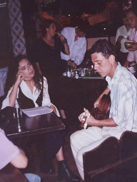 Chico Buarque e Daniella Mercury cantando juntos em um dos bares do hotel