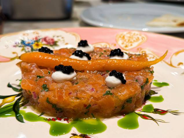 Tartare de salmão, cebola roxa, vinagrete de maracujá Tartare de salmão, cebola roxa, vinagrete de maracujá