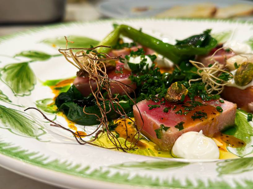 Filé de atum selado, redução de missô-maracujá, coalhada, cebolinha grelhada e pistache