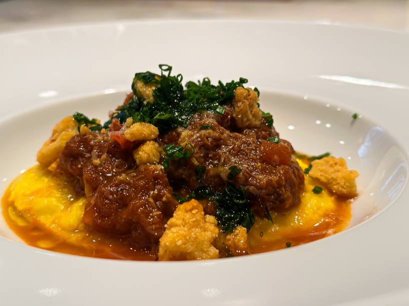 Polenta cremosa com ragu de carne bovina no vinho tinto, crocante de granapadano