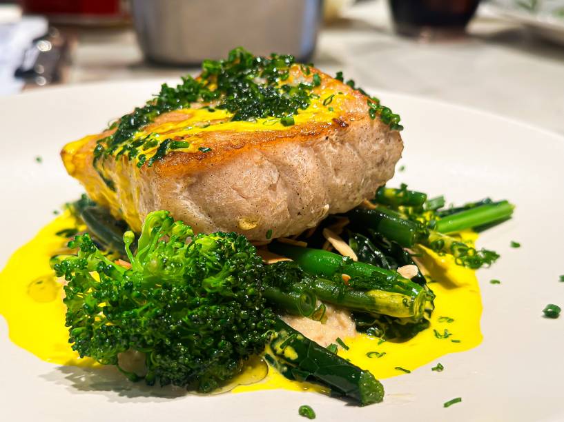 Filé de peixe grelhado, purê de couve flor defumada, legumes e molho de açafrão Filé de peixe grelhado, purê de couve flor defumada, legumes e molho de açafrão