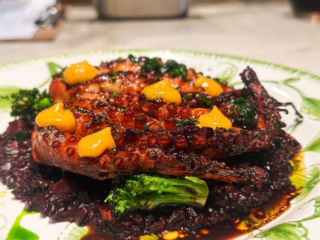 Polvo grelhado com arroz negro, brócolis tostado e aioli de páprica defumada Polvo grelhado com arroz negro, brócolis tostado e aioli de páprica defumada