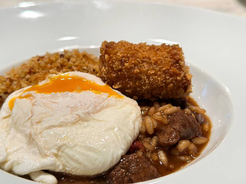 Risoto de picadinho com ovo mollet, bacon e banana frita