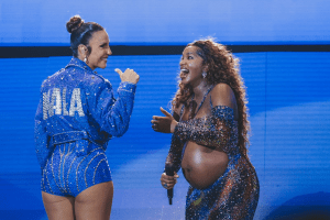 Ivete e Iza: dueto no palco