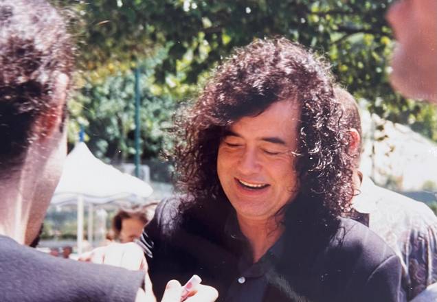 Jimmy Page dando autógrafo para os fãs no hotel Jimmy Page dando autógrafo para os fãs no hotel
