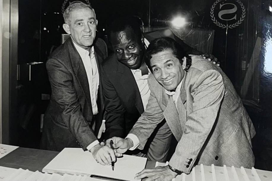 Os Trapalhões assinando o Livro de Ouro Os Trapalhões assinando o Livro de Ouro