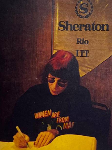 Rita Lee assinando o Livro de Ouro Rita Lee assinando o Livro de Ouro