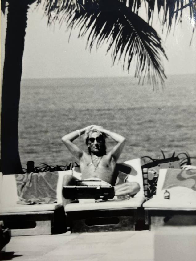 Rod Stewart curtindo a piscina do resort urbano Rod Stewart curtindo a piscina do resort urbano
