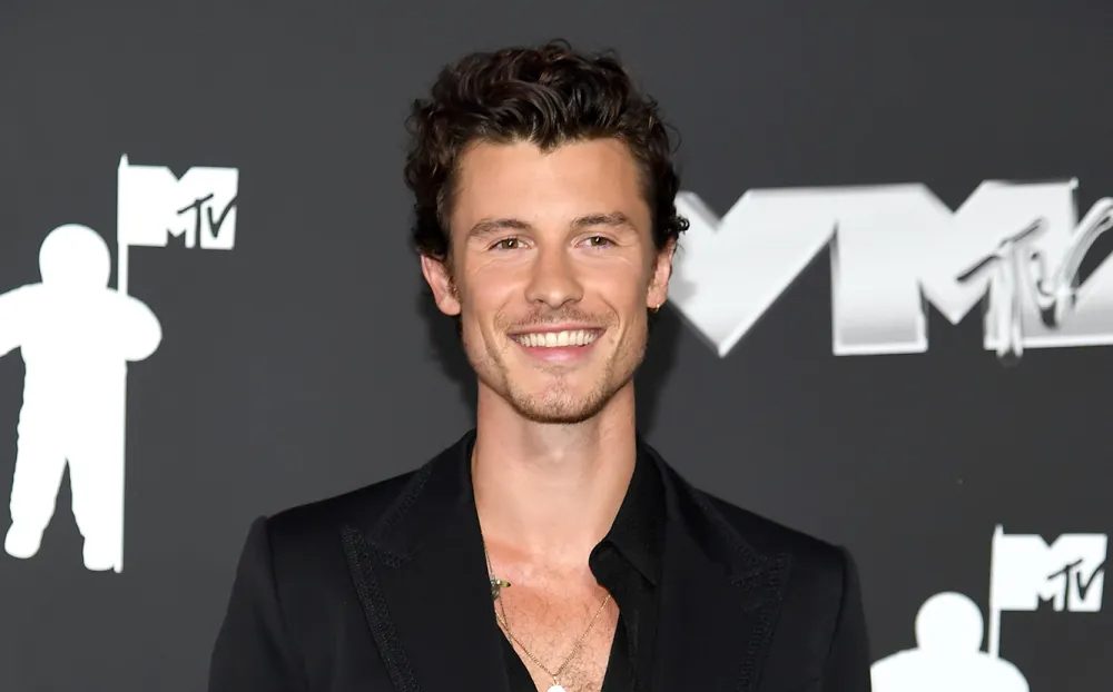 Mister Simpatia: cantor Shawn Mendes posa com fãs em Copacabana