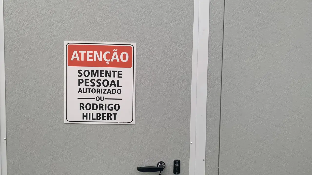 Porta em camarim do festival: piada com Hilbert