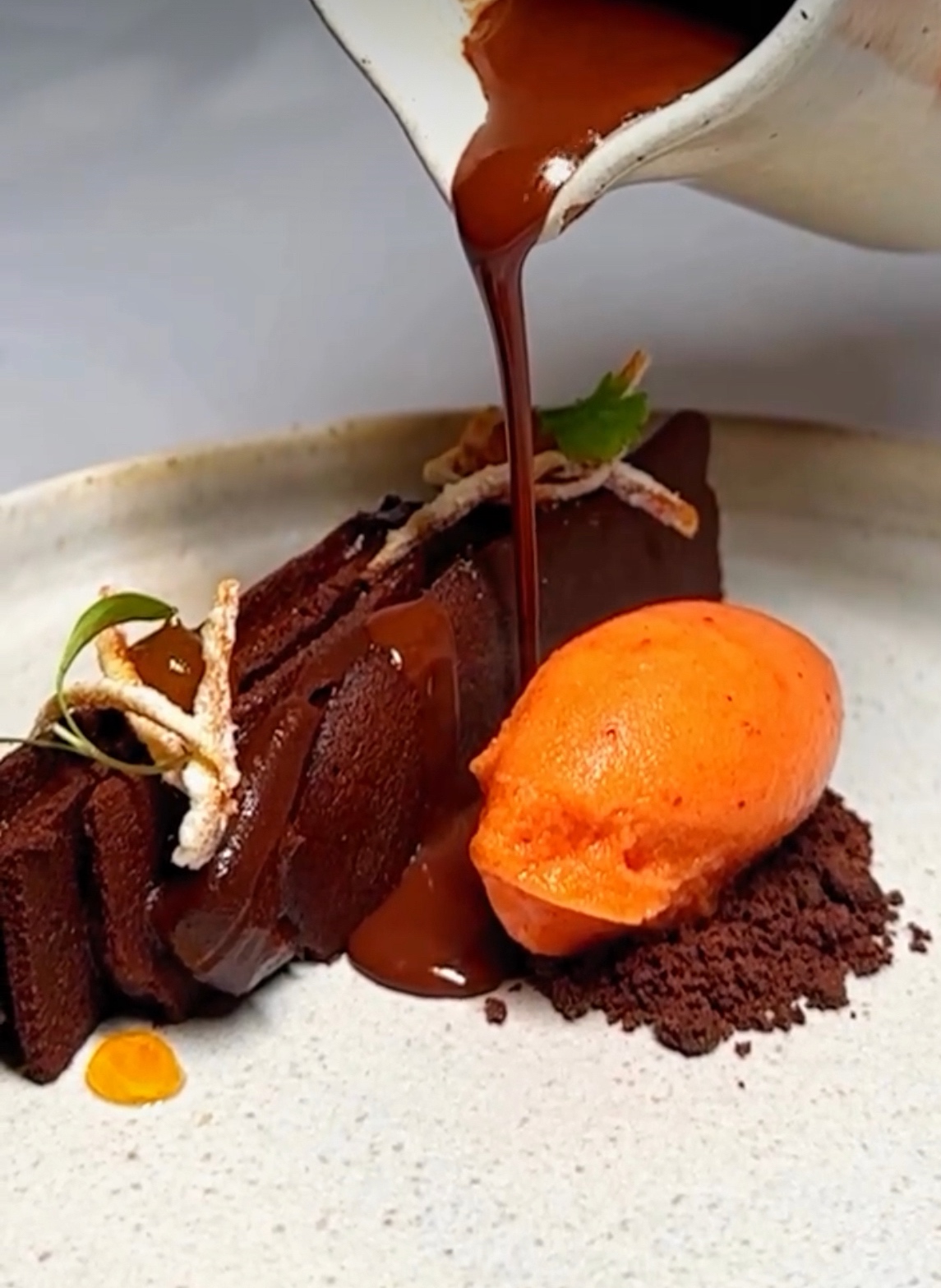 Mäska: delicioso brownie com sorbet de tangerina