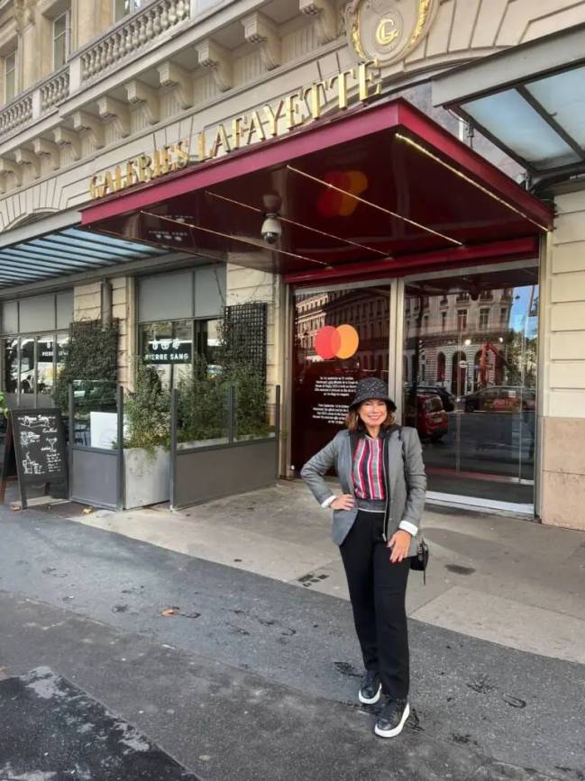 Renata Araújo na fachada do prédio Gourmet da Galeries