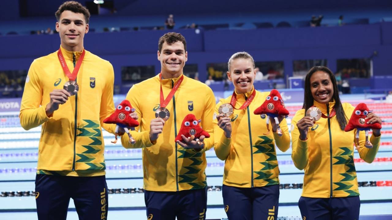 Brasil chega a décima medalha na natação em Paris 2024