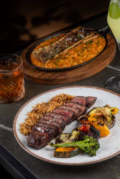 Pato com Laranja: denver steak na brasa e risoto com tutano