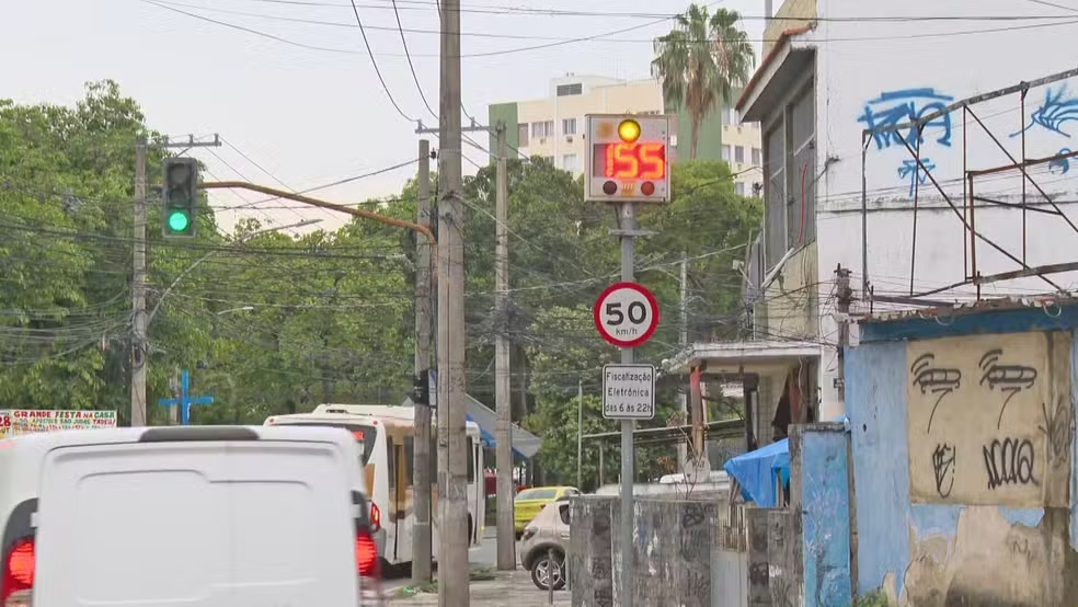 Velozes e furiosos? Radar descalibrado registra 155 km/h na Zona Norte