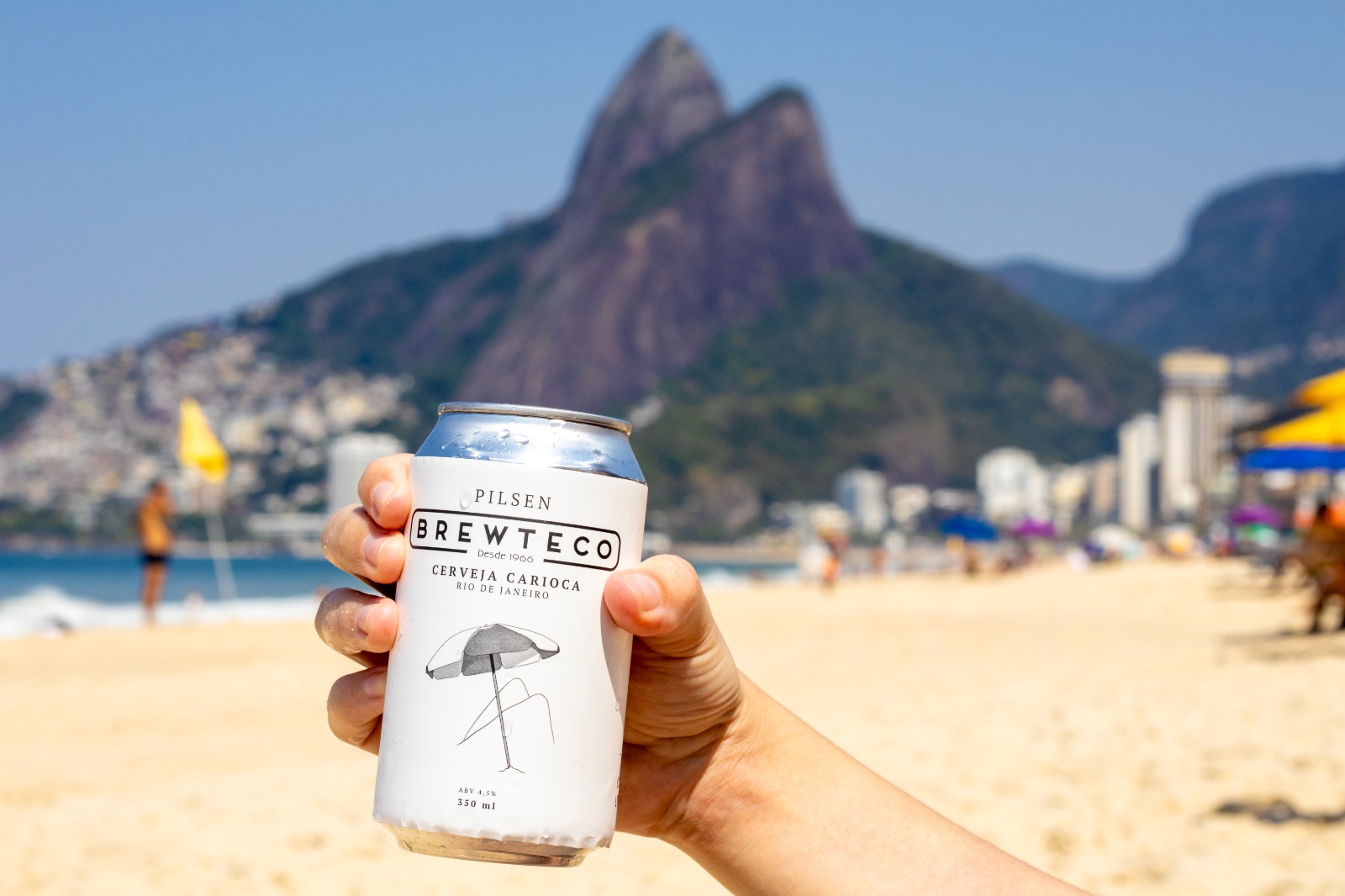 Brewteco: cerveja nova é lançada na areia da praia