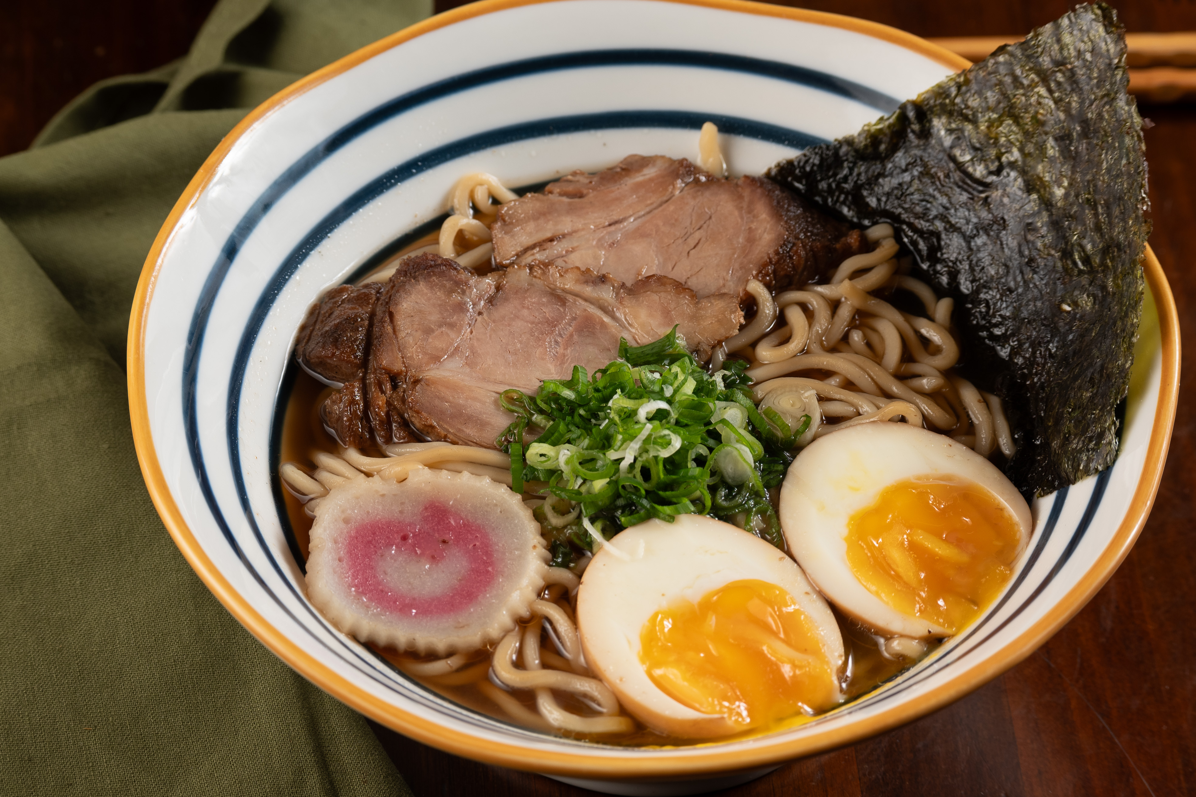 Kakurenbo: o ramen Ueda é destaque na cozinha quente do izakaya