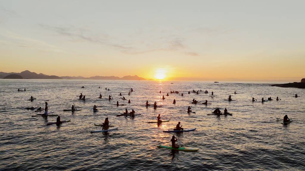 Stand-up paddle ao nascer do sol vira moda e atrai turistas ao Posto 6