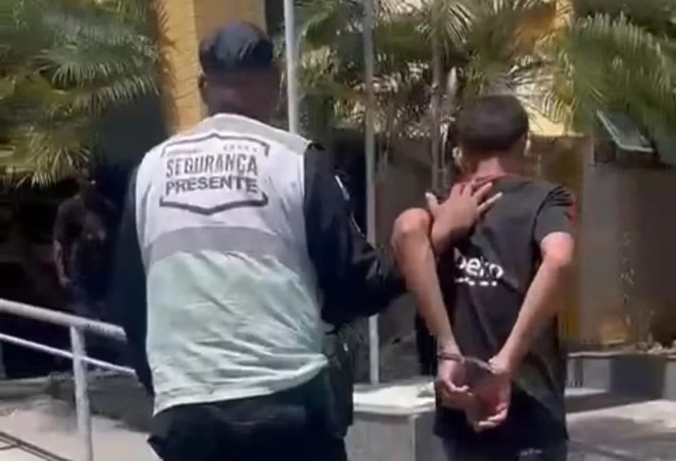 Homem rouba cordão de ex-jogador Júnior e paga fiança de 3 mil reais