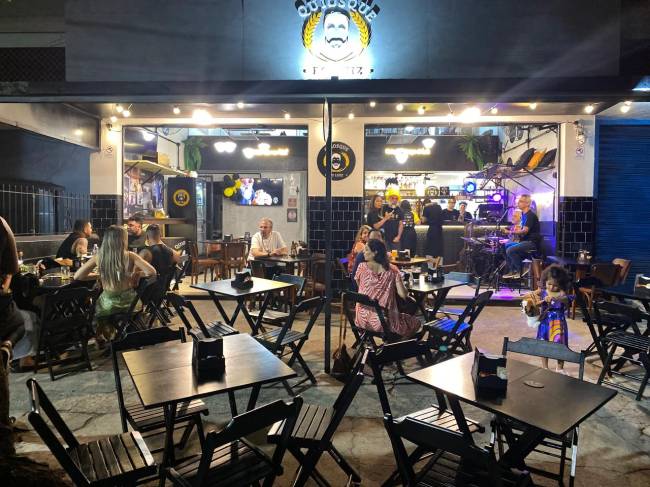 O bar fica numa esquina no charmoso bairro da Ribeira, com mesas e cadeiras na calçada.