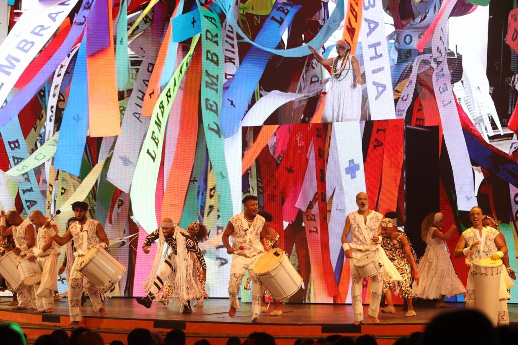 Broadway com ginga e dendê no Roxy Dinner Show