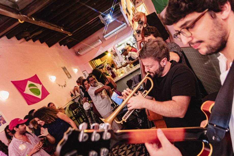 Suru: samba-jazz com drinques em promoção no salão Suru: samba-jazz com drinques em promoção no salão