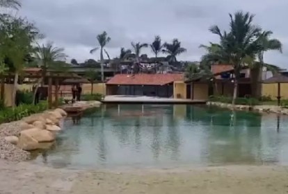 Uma das casas, em Parada de Lucas, conta com um espaço amplo e piscina, academia e um lago artificial