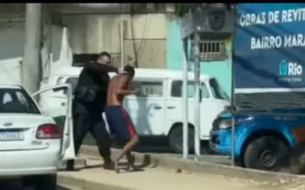 Motorista arrasta ladrão de celular até viatura da polícia. Veja o vídeo