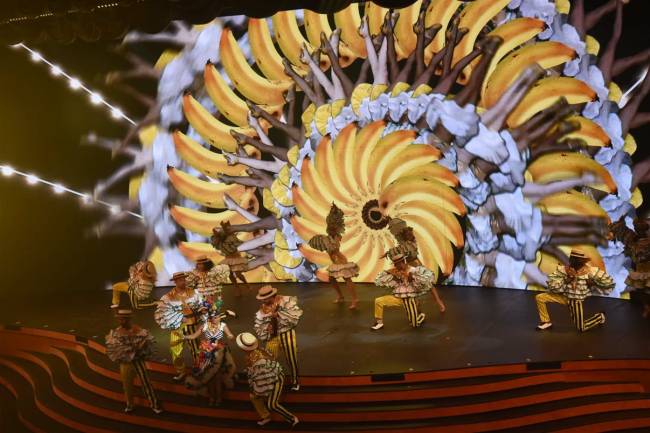 O espetáculo Rpxy Dinner Show O espetáculo Rpxy Dinner Show leva mais de 60 artistas para o palco