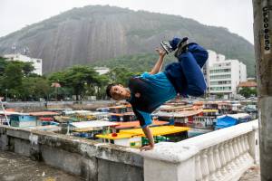 B-boy Leony executando uma manobra de breaking