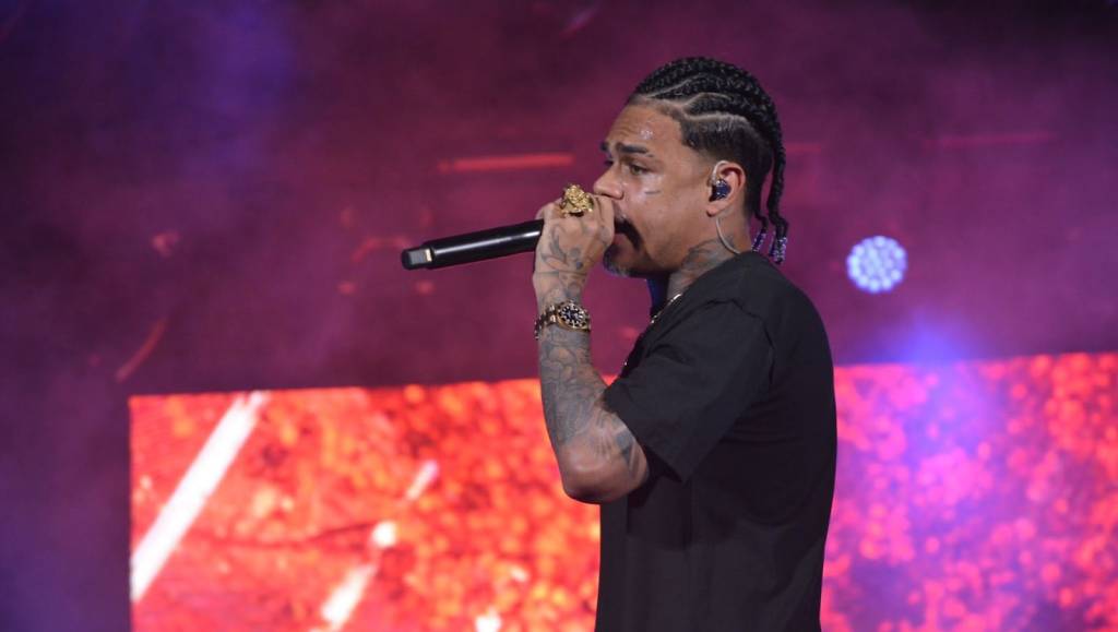 Show de MC Cabelinho se transforma em guerra de baldes; veja o vídeo