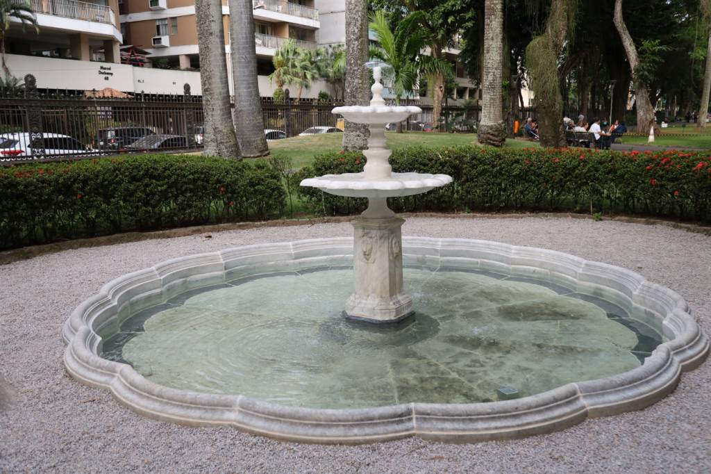 Jardim do Museu da República é restaurado e chafarizes são religados