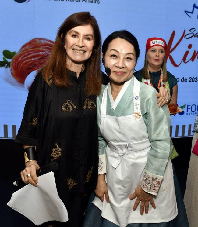 Luciana Fróes e a cheff Regina Hwang - SABORES KIMCHI - NOV 2024 - CG