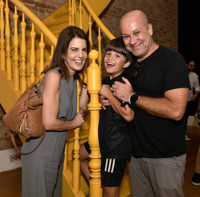 _DSC3803 – Familia Mariana Gross filho Antônio Schiller e seu marido Guilherme Schiller – CORTE E CONSTRUÇÃO de JAN KALÁB – NOV 2024 – CG Mariana Gross e Guilherme Schiller com o filho Antônio