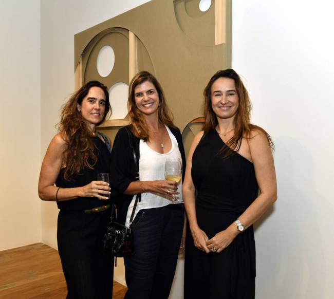 _DSC3835 Mônica Pougy , Fernanda Cozac e Juliene Assed – Exposição de JAN KALÁB – NOV 2024 – CG Mônica Pougy , Fernanda Cozac e Juliene Assed - Exposição de JAN KALÁB - NOV 2024 - CG