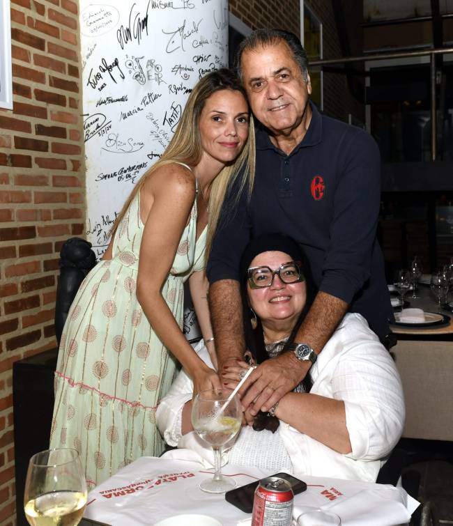 Maria Clara Peres entre seus pais Catito e Monica Botelho - CHURRASCARIA PLATAFORMA - NOV 2024 - CG